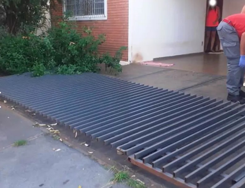 Foto 2 de 3 — Portão de meia tonelada desaba sobre idosa em Matão
